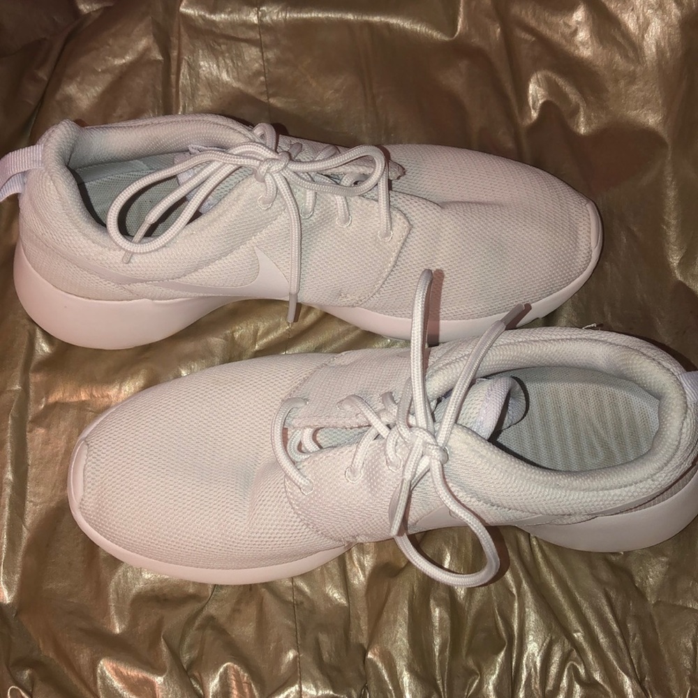 All white nike roshe